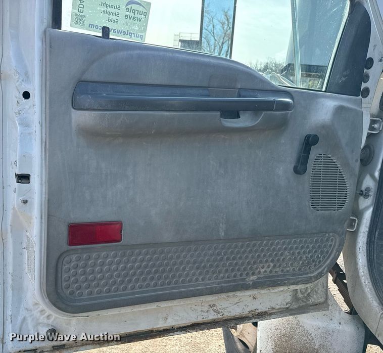 image for item ED4178 2000 Ford F750 Super Duty XL flatbed truck