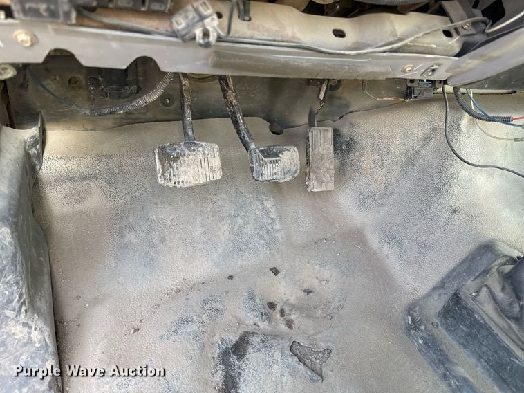 image for item ED4178 2000 Ford F750 Super Duty XL flatbed truck