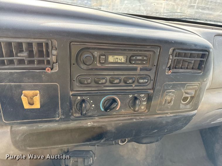 image for item ED4178 2000 Ford F750 Super Duty XL flatbed truck