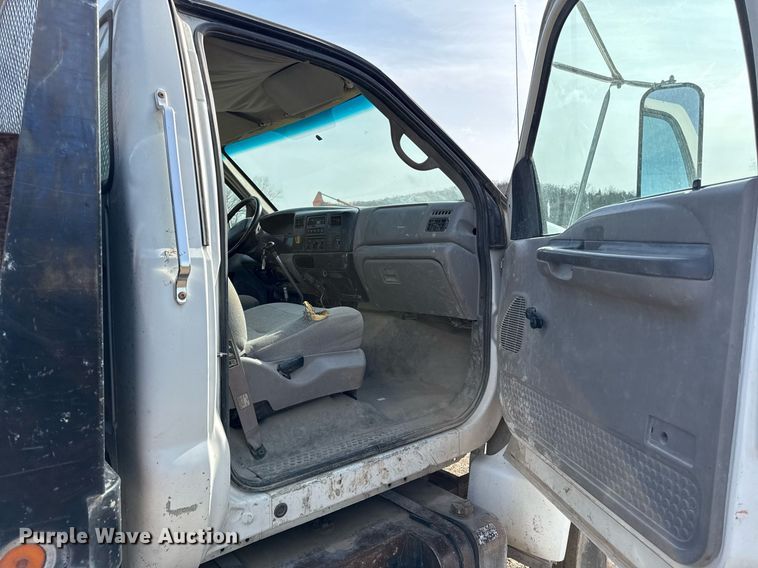 image for item ED4178 2000 Ford F750 Super Duty XL flatbed truck
