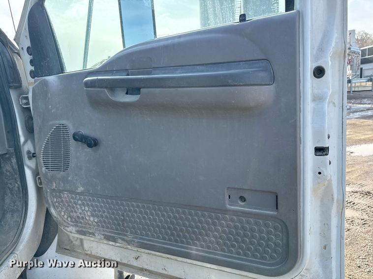 image for item ED4178 2000 Ford F750 Super Duty XL flatbed truck