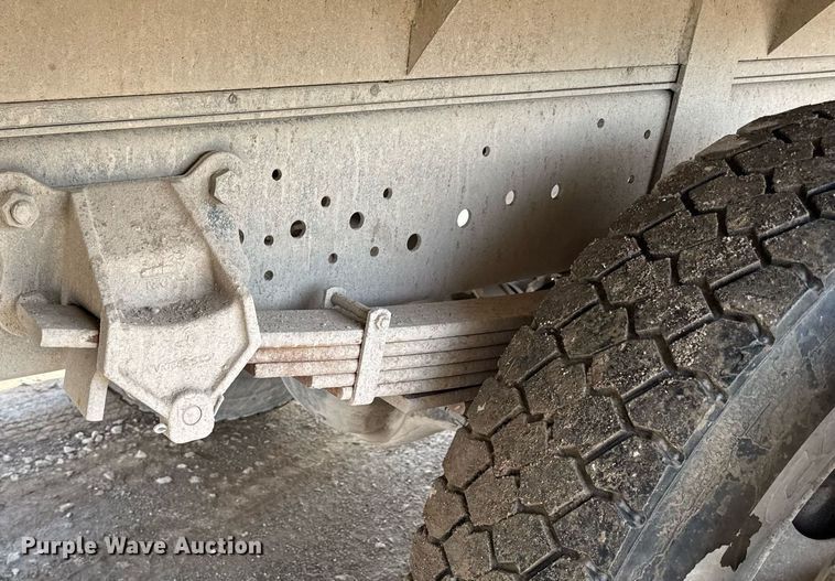 image for item ED4178 2000 Ford F750 Super Duty XL flatbed truck