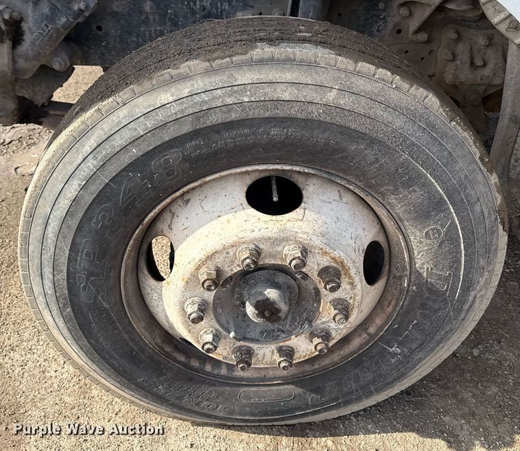 image for item ED4178 2000 Ford F750 Super Duty XL flatbed truck