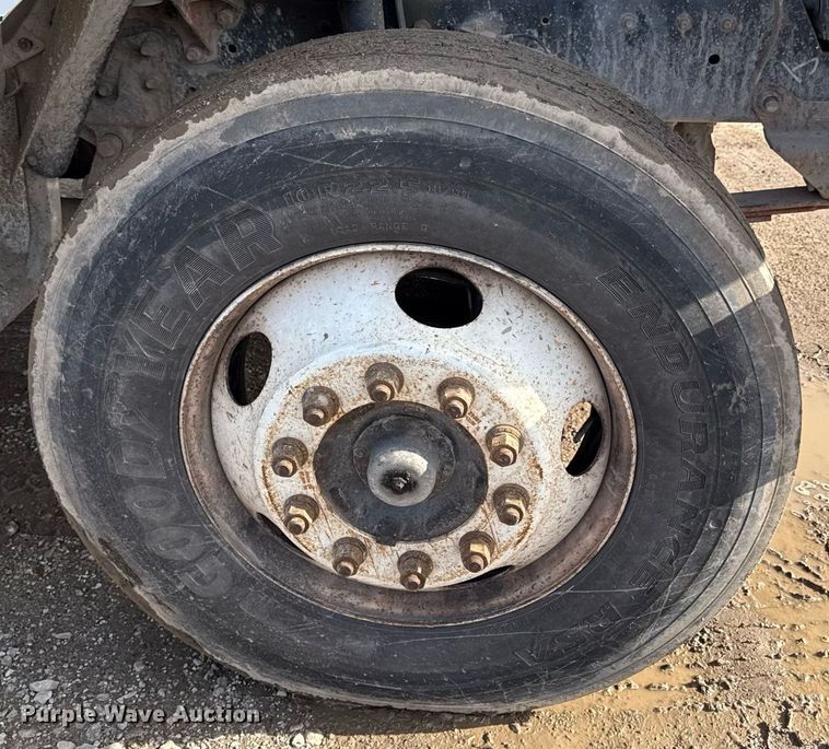 image for item ED4178 2000 Ford F750 Super Duty XL flatbed truck