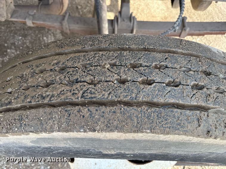 image for item ED4178 2000 Ford F750 Super Duty XL flatbed truck