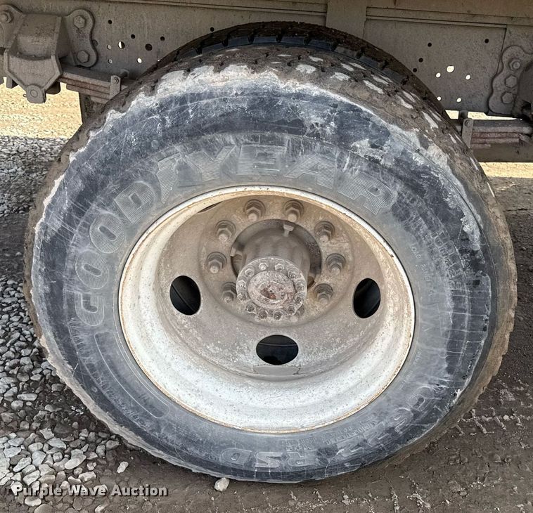 image for item ED4178 2000 Ford F750 Super Duty XL flatbed truck