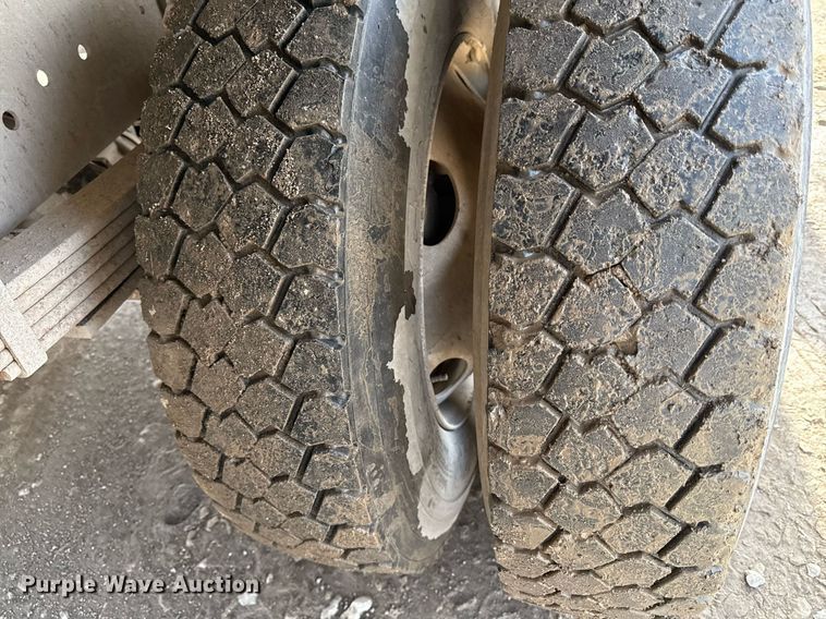 image for item ED4178 2000 Ford F750 Super Duty XL flatbed truck