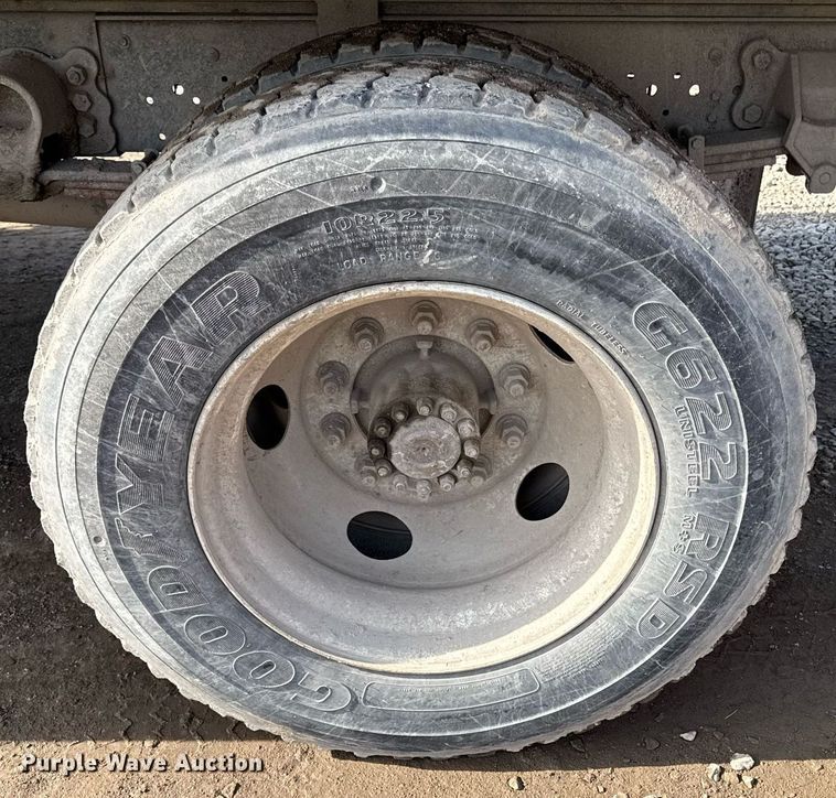 image for item ED4178 2000 Ford F750 Super Duty XL flatbed truck