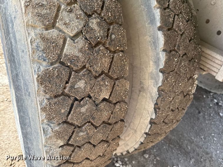 image for item ED4178 2000 Ford F750 Super Duty XL flatbed truck