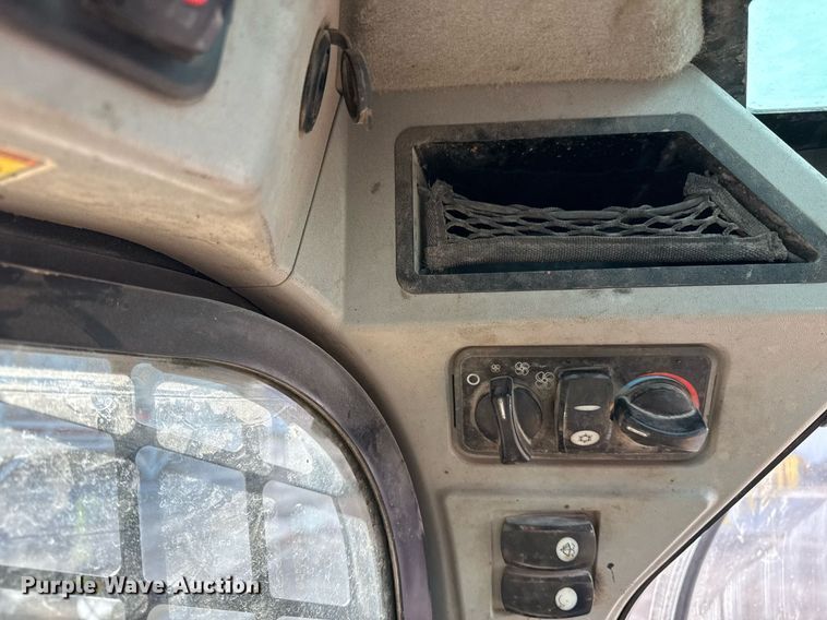 image for item ED4181 2017 Caterpillar 262D skid steer loader