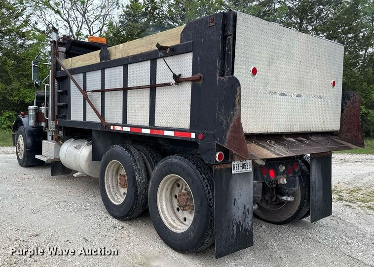 image for item ED5571 1982 Peterbilt 359 dump truck