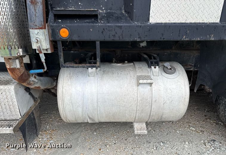 image for item ED5571 1982 Peterbilt 359 dump truck