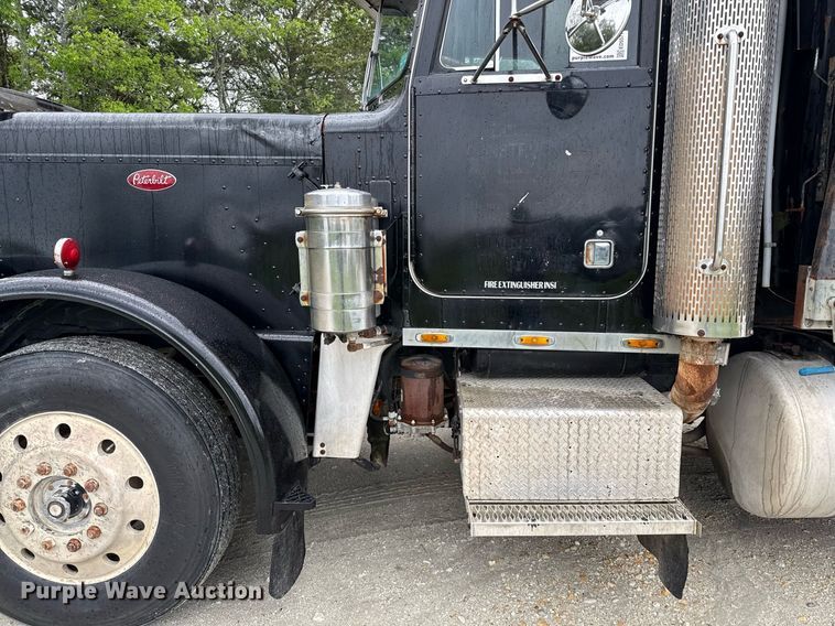 image for item ED5571 1982 Peterbilt 359 dump truck