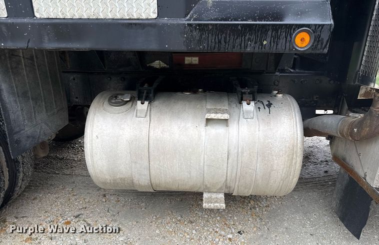 image for item ED5571 1982 Peterbilt 359 dump truck