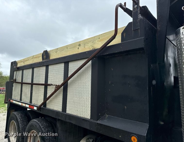 image for item ED5571 1982 Peterbilt 359 dump truck