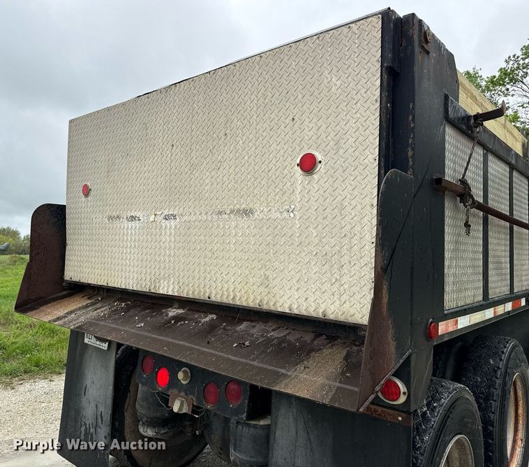 image for item ED5571 1982 Peterbilt 359 dump truck