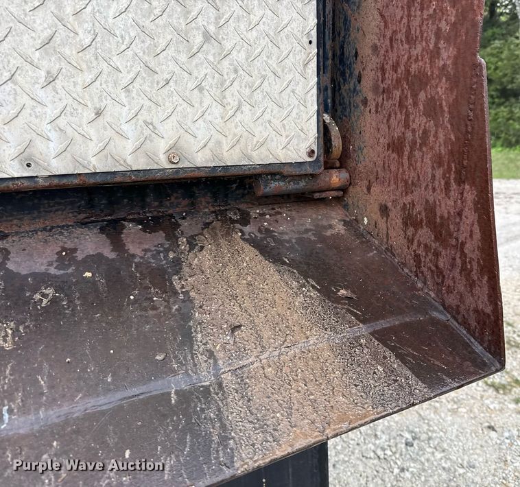 image for item ED5571 1982 Peterbilt 359 dump truck