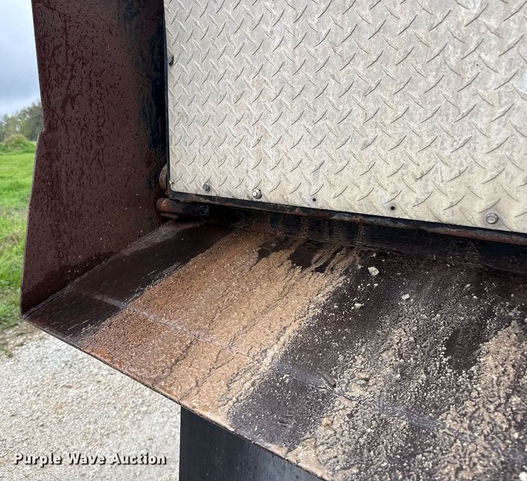 image for item ED5571 1982 Peterbilt 359 dump truck