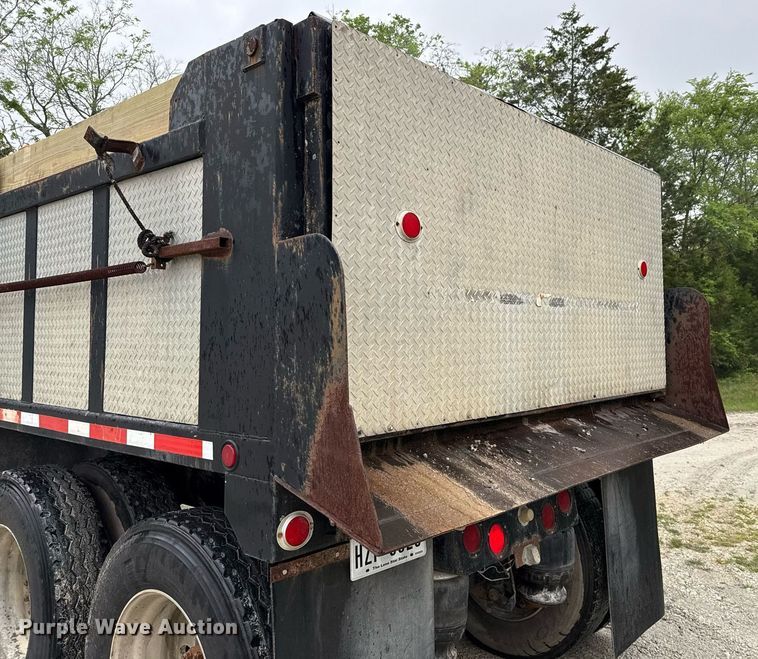 image for item ED5571 1982 Peterbilt 359 dump truck