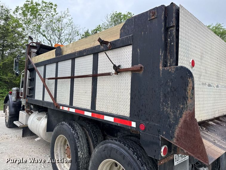 image for item ED5571 1982 Peterbilt 359 dump truck