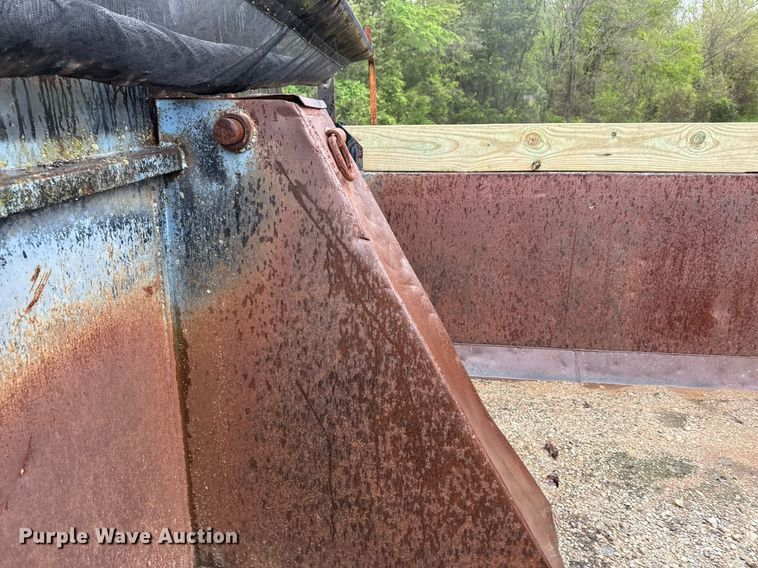 image for item ED5571 1982 Peterbilt 359 dump truck