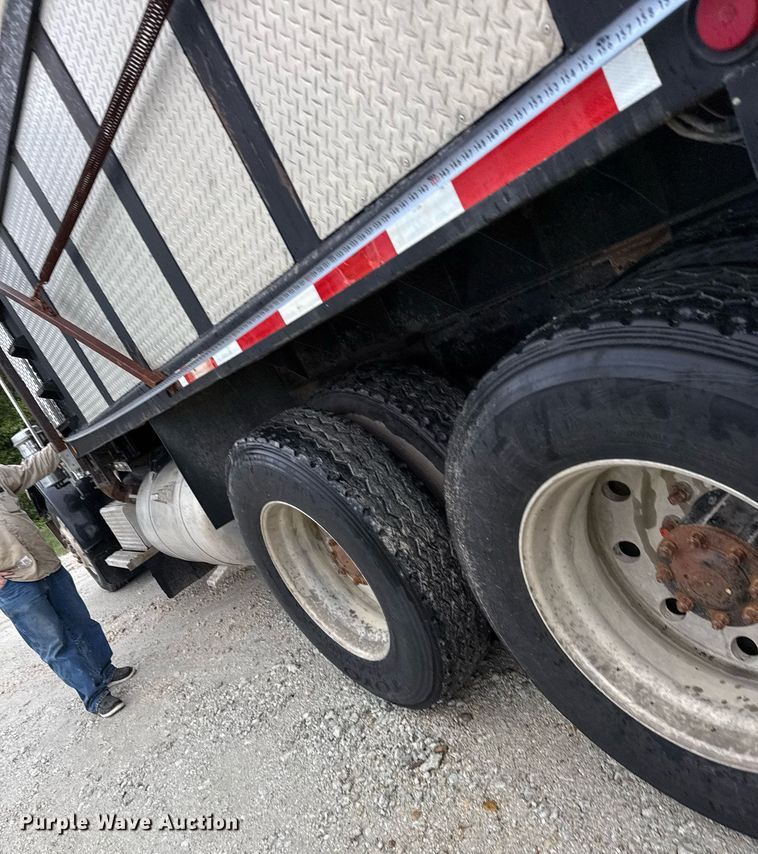 image for item ED5571 1982 Peterbilt 359 dump truck