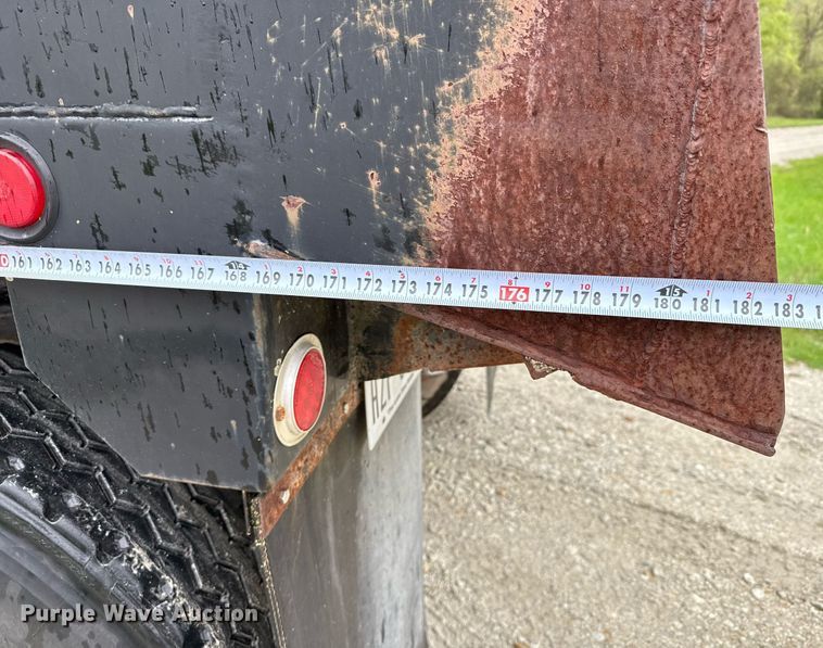 image for item ED5571 1982 Peterbilt 359 dump truck