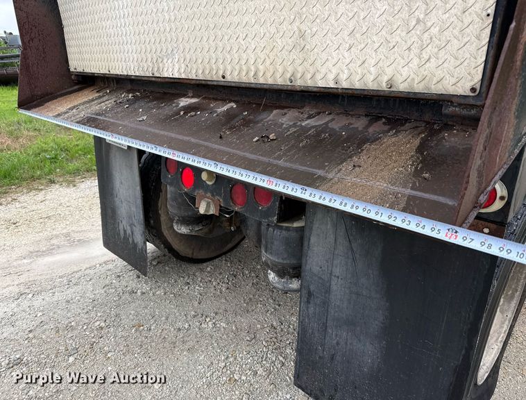 image for item ED5571 1982 Peterbilt 359 dump truck