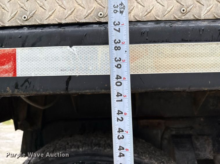 image for item ED5571 1982 Peterbilt 359 dump truck