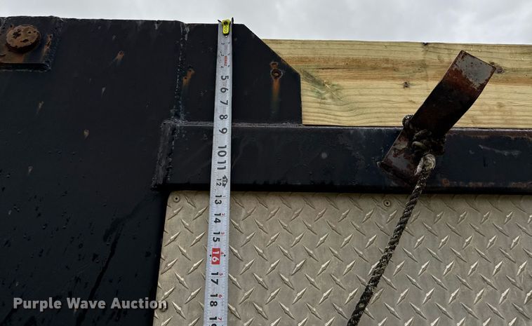 image for item ED5571 1982 Peterbilt 359 dump truck