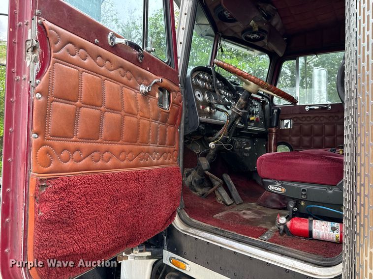 image for item ED5571 1982 Peterbilt 359 dump truck