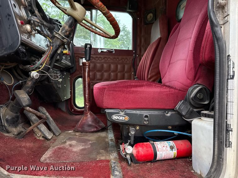 image for item ED5571 1982 Peterbilt 359 dump truck