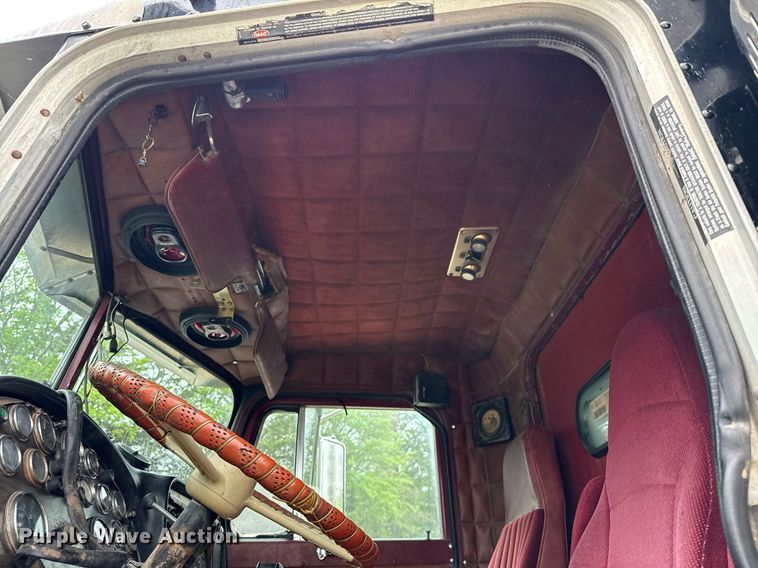 image for item ED5571 1982 Peterbilt 359 dump truck