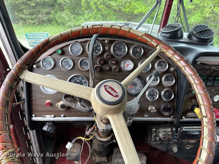 image for item ED5571 1982 Peterbilt 359 dump truck