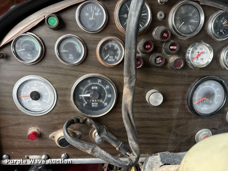 image for item ED5571 1982 Peterbilt 359 dump truck