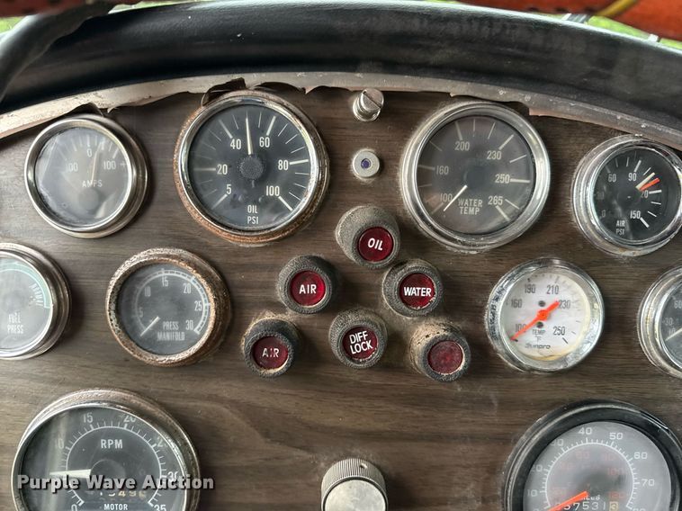 image for item ED5571 1982 Peterbilt 359 dump truck