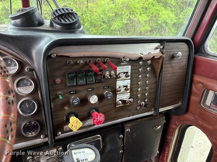 image for item ED5571 1982 Peterbilt 359 dump truck