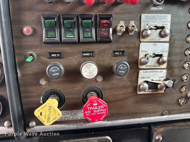 image for item ED5571 1982 Peterbilt 359 dump truck