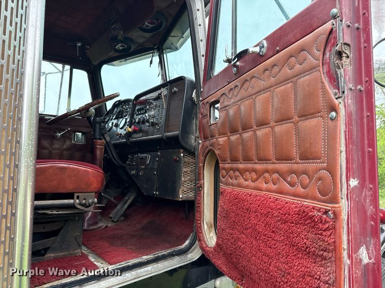 image for item ED5571 1982 Peterbilt 359 dump truck