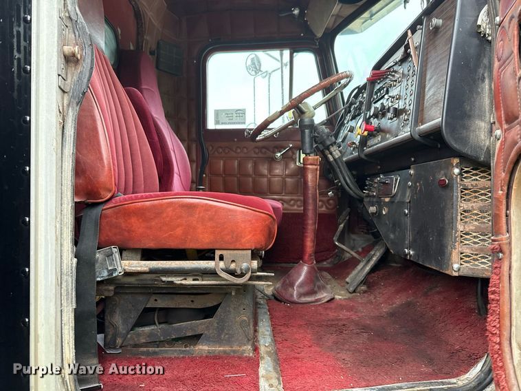 image for item ED5571 1982 Peterbilt 359 dump truck