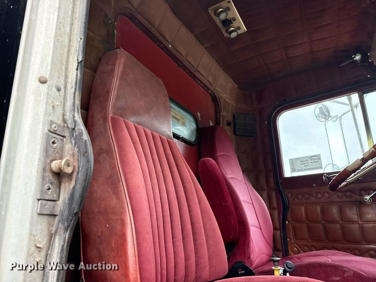 image for item ED5571 1982 Peterbilt 359 dump truck