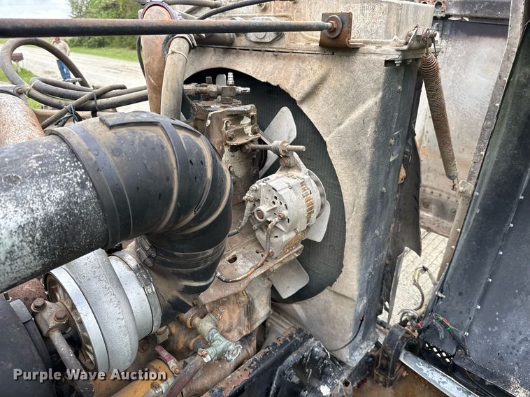 image for item ED5571 1982 Peterbilt 359 dump truck