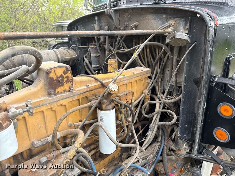 image for item ED5571 1982 Peterbilt 359 dump truck