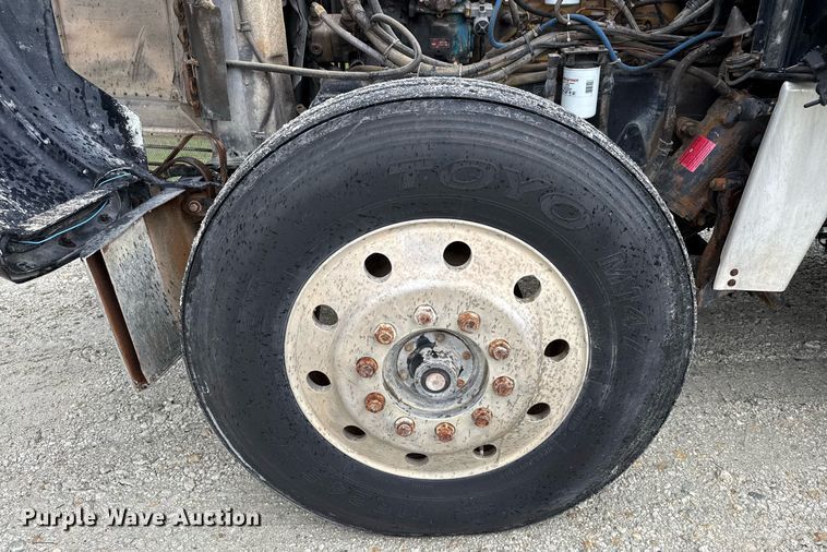 image for item ED5571 1982 Peterbilt 359 dump truck