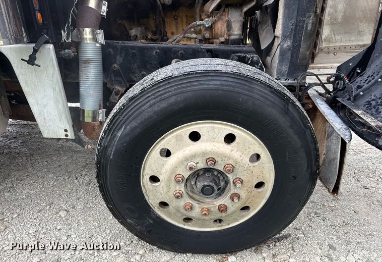 image for item ED5571 1982 Peterbilt 359 dump truck