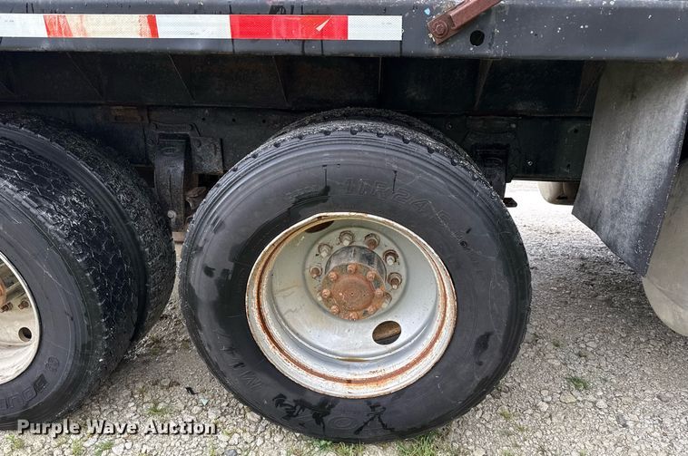 image for item ED5571 1982 Peterbilt 359 dump truck