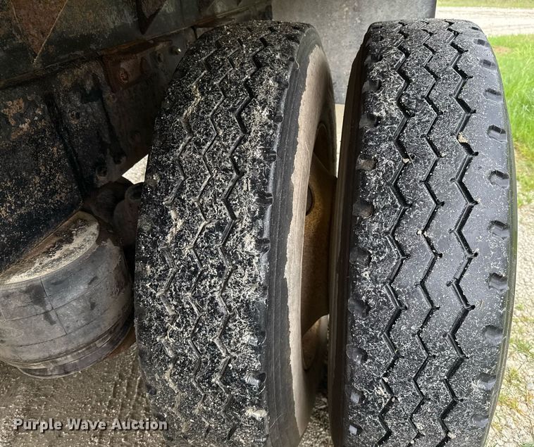 image for item ED5571 1982 Peterbilt 359 dump truck