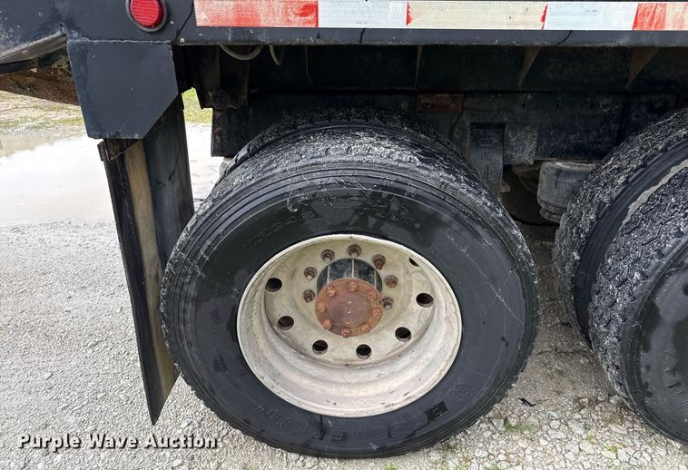 image for item ED5571 1982 Peterbilt 359 dump truck