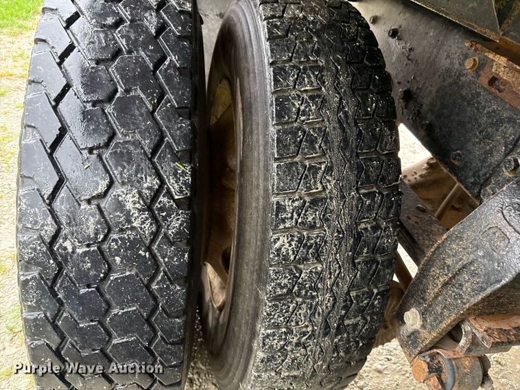 image for item ED5571 1982 Peterbilt 359 dump truck