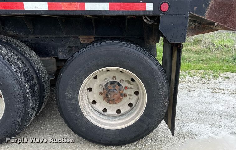 image for item ED5571 1982 Peterbilt 359 dump truck